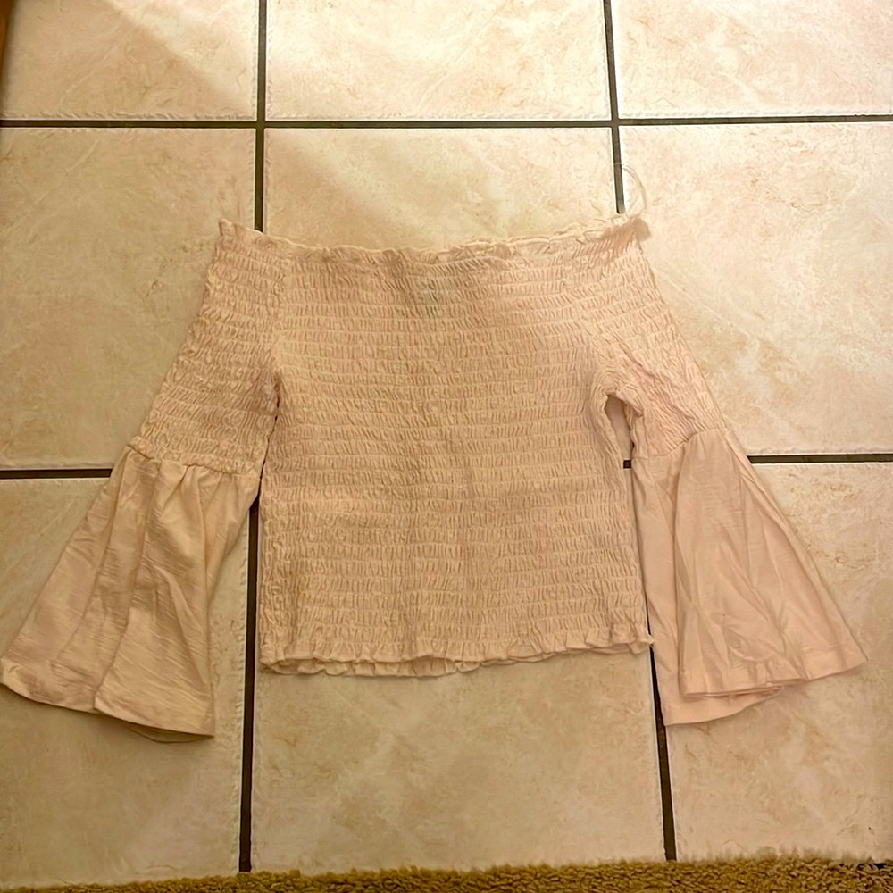 💛 Super fun and cute!  off-the-shoulder top!